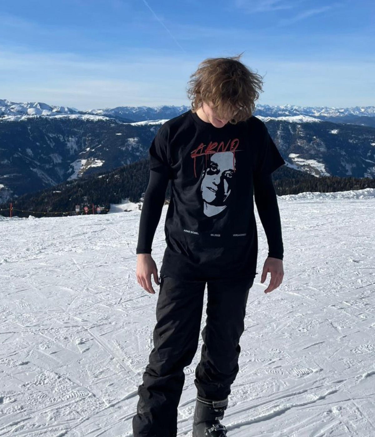 Adrian Düll im Arno Dübel WLR T-Shirt beim Skifahren