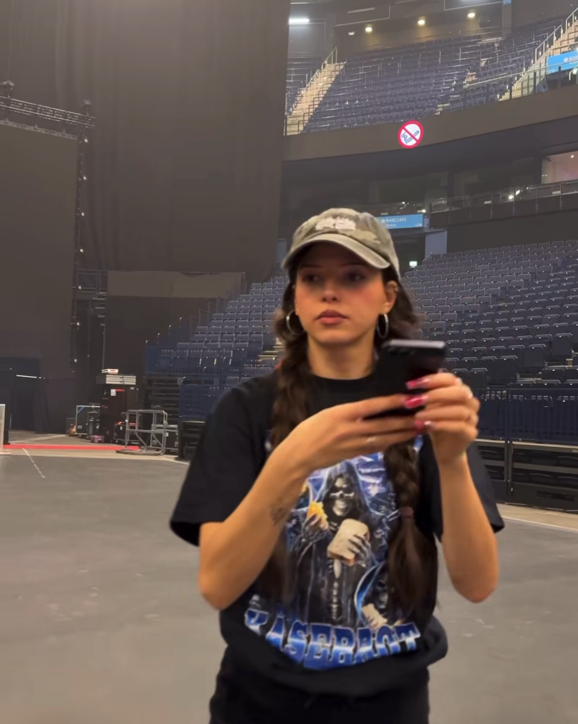 Nina Chuba im Ich liebe Käsebrot T-Shirt