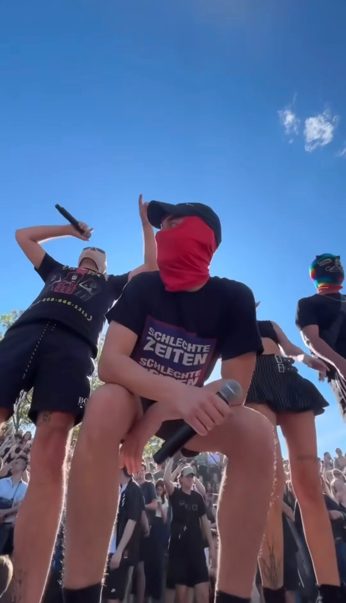 Mc Kneipenkrieger am 1 Mai mit dem Schlechte Zeiten Schlechte ZeitenT-Shirt mit shoki 287, Double G und Don Juan im Hintergrund