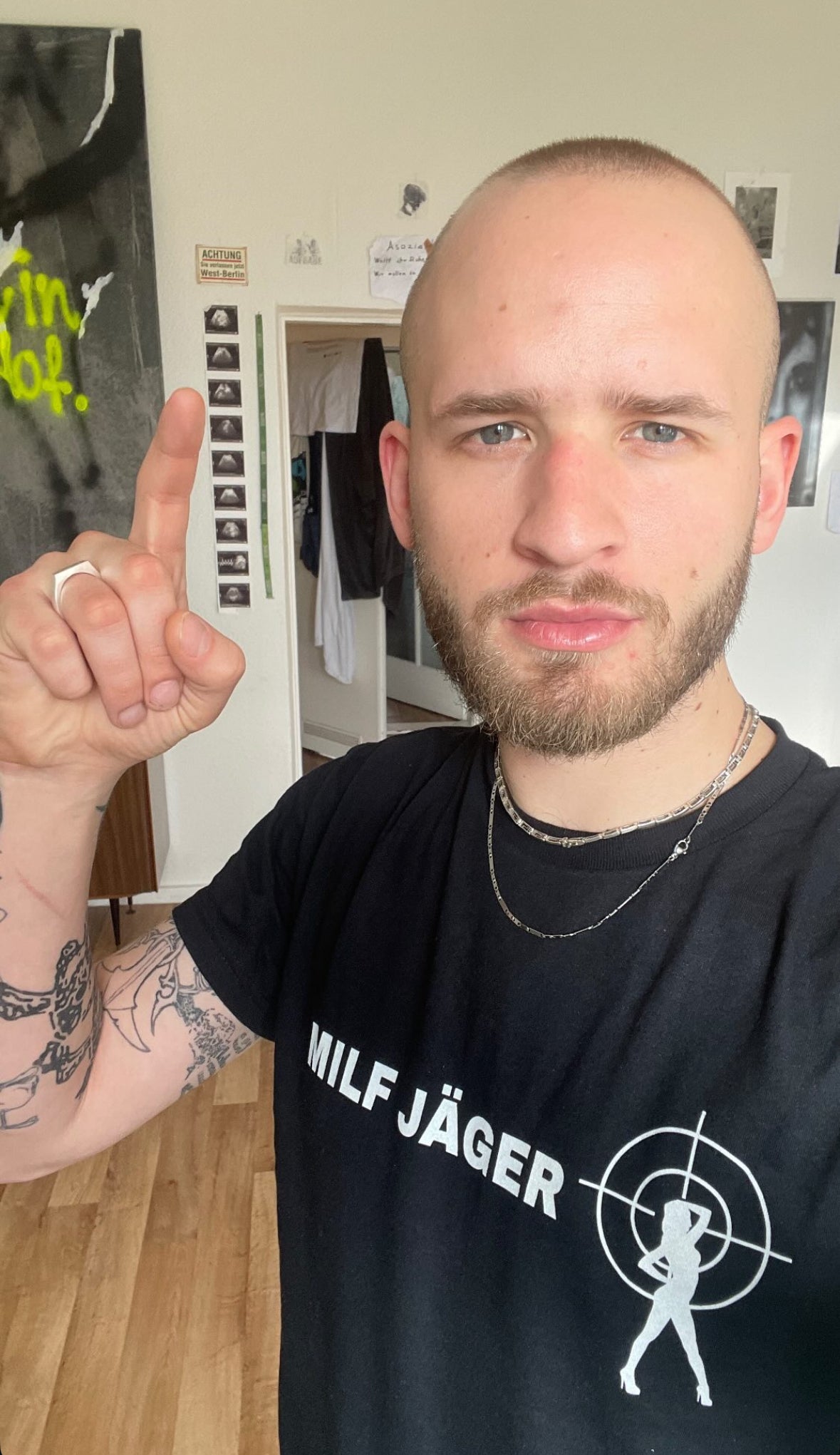 Selfie von Kkuba 102 im Milf Jäger T-Shirt