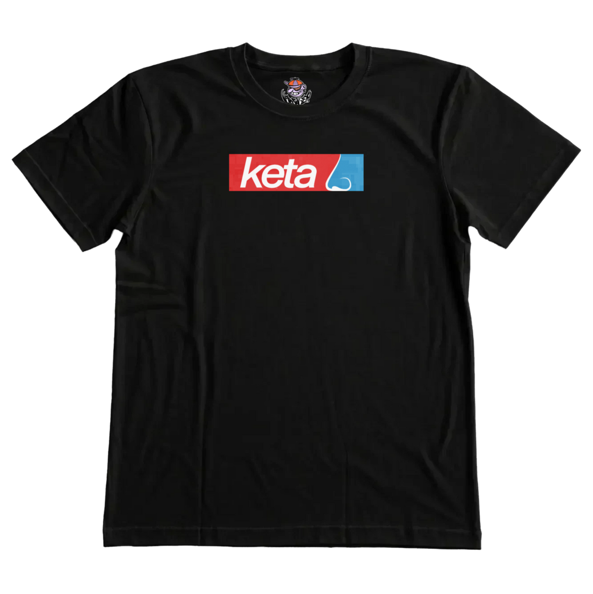 Schwarzes T-Shirt mit rot-blauem Kasten-Aufdruck auf der Brust, darin „keta“ in weißer Schrift und eine Nase