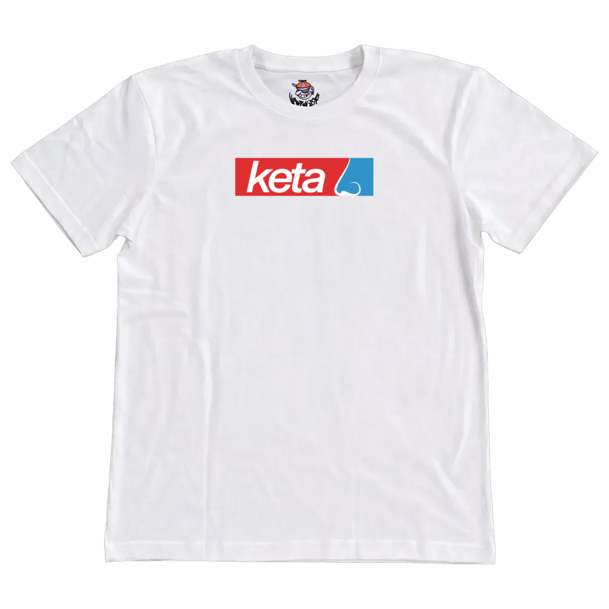 Weißes T-Shirt mit rot-blauem Kasten-Aufdruck auf der Brust, darin „keta“ in weißer Schrift und eine Nase
