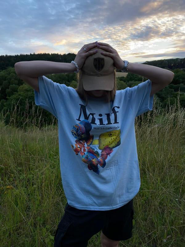 Foto von einer Frau mit dem MILF Man ich liebe Fische T-Shirt