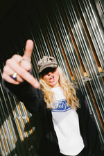 Rapperin Yola zeigt Mittelfinger in die Kamera mit dem Fotze T-Shirt