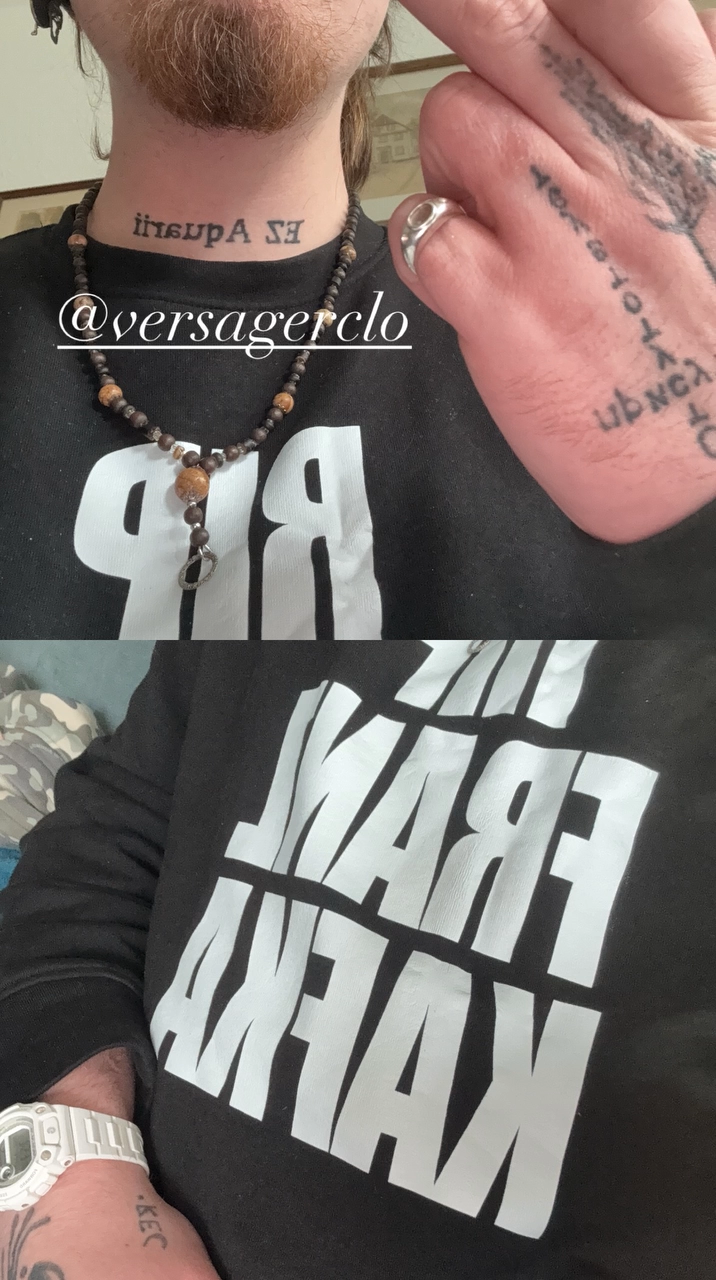 Selfie mit RIP FRANZ KAFKA SWEATER