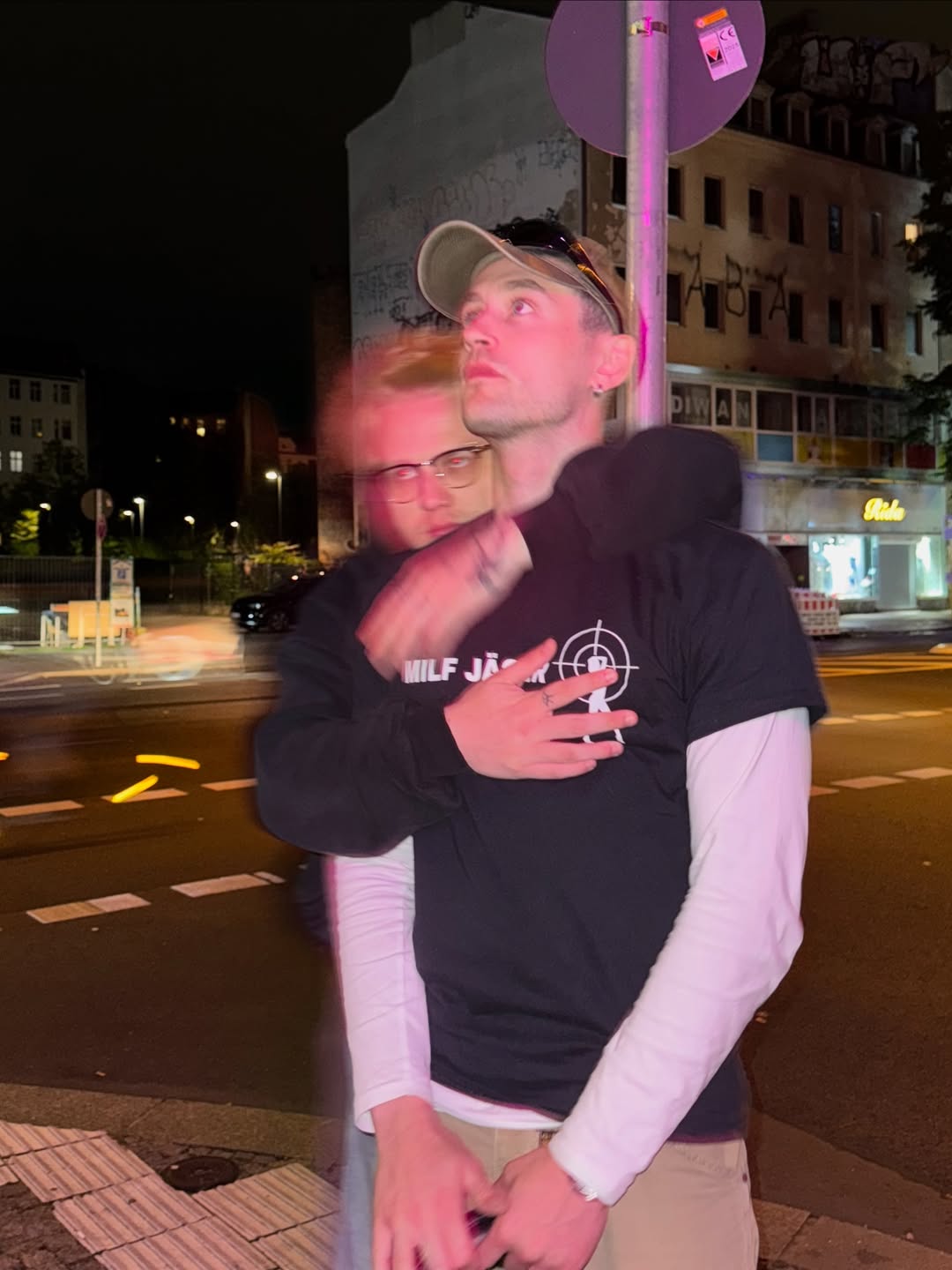 Ritter Lean im Milf Jäger T-Shirt