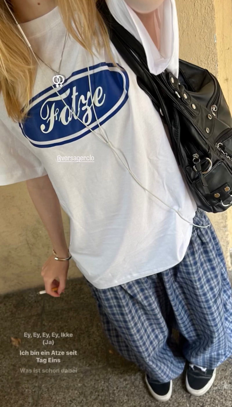 Outfit im Fotze T-Shirt