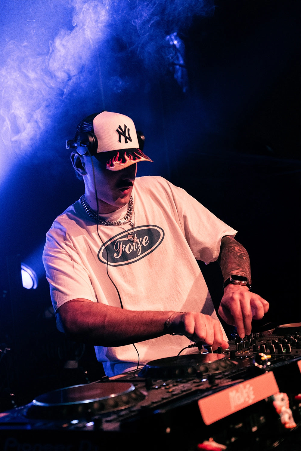 My little Tony an einem DJ Pult im Fotze T-Shirt