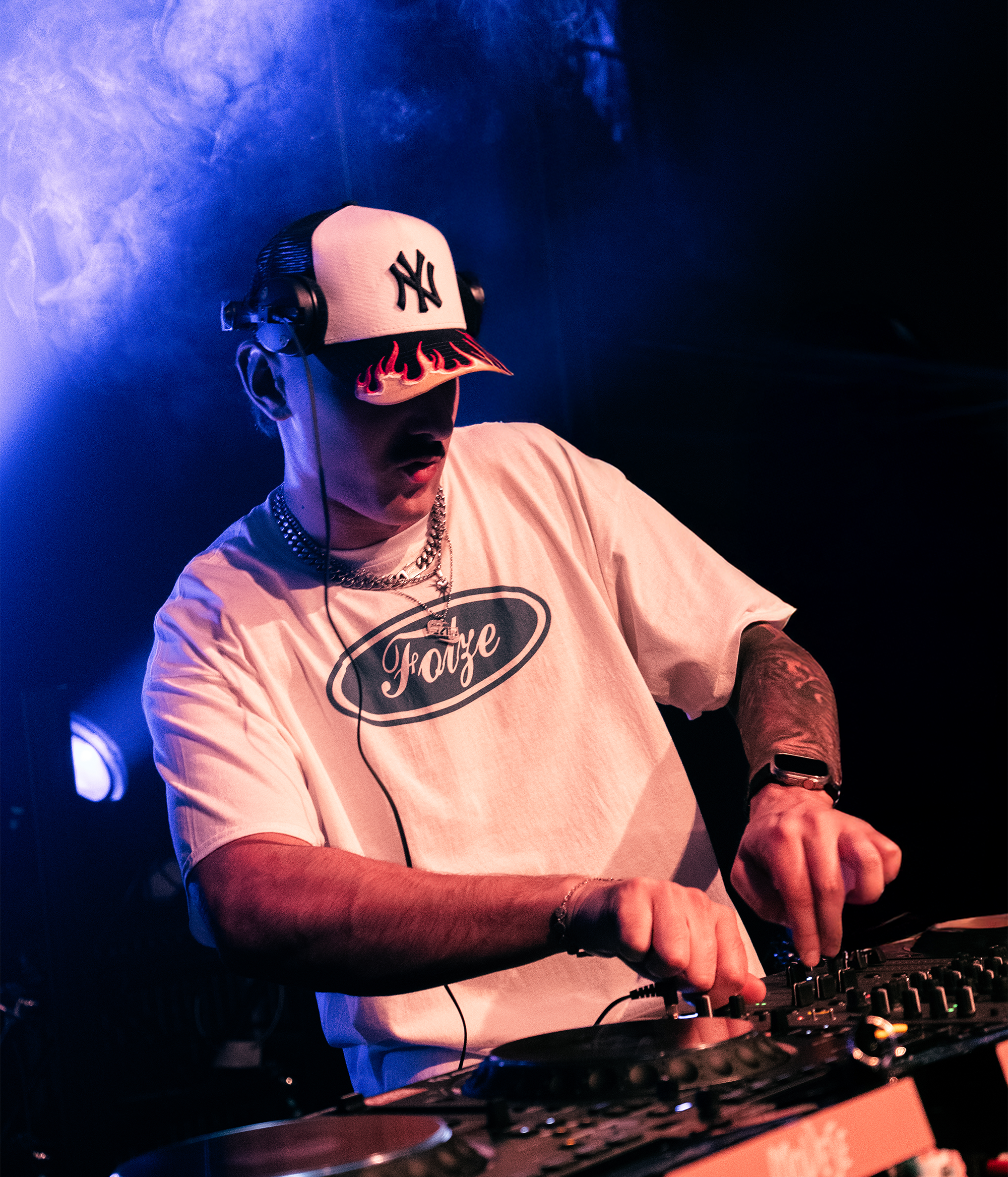 My little Tony auf der Bühne im Fotze T-Shirt