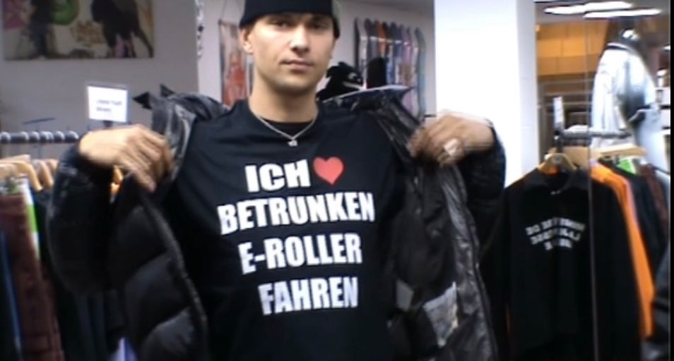 Foto von Rapper Dusy mit Ich liebe betrunken E-Roller fahren T-Shirt