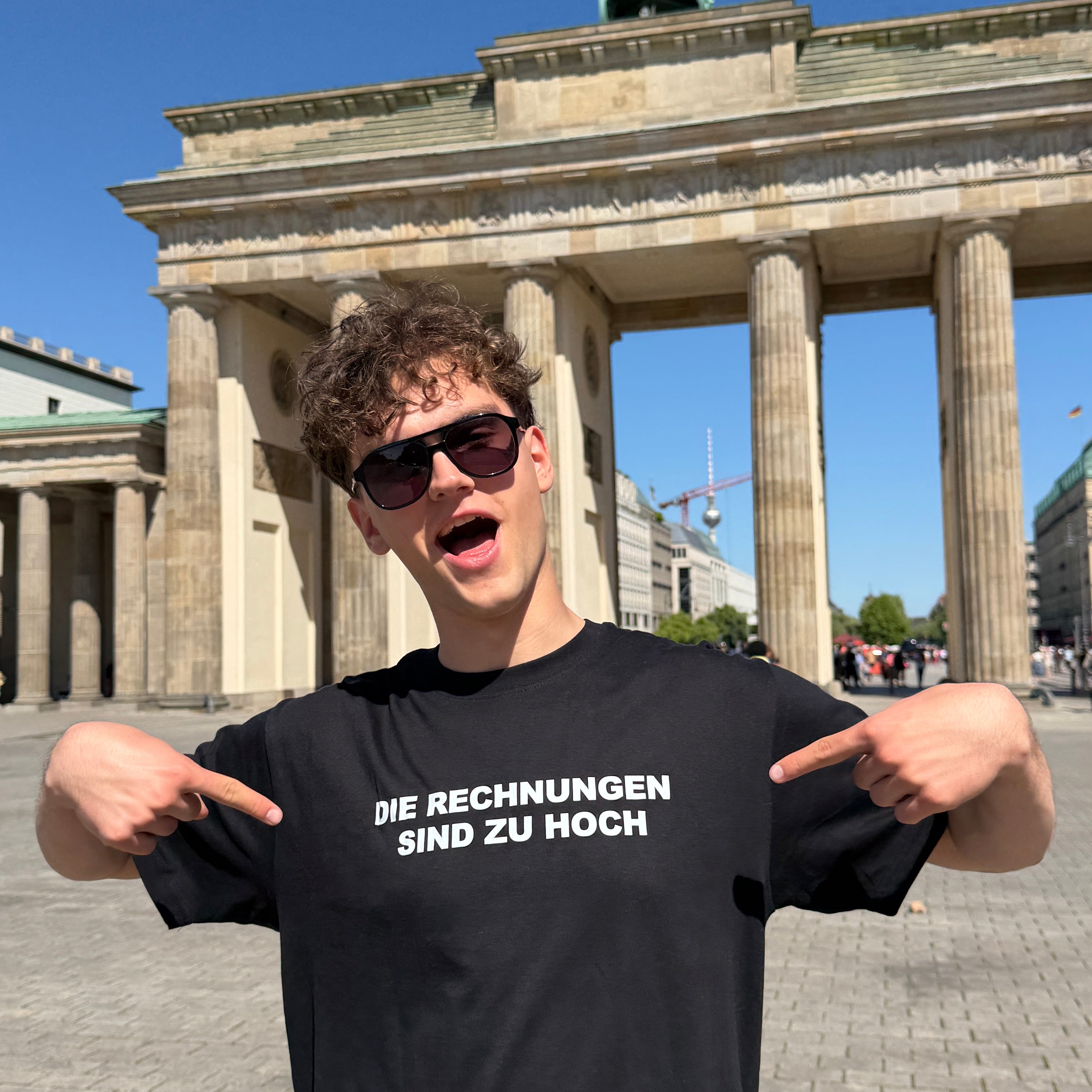 Die Rechnungen sind zu hoch T-Shirt by Freshprinceofberlin