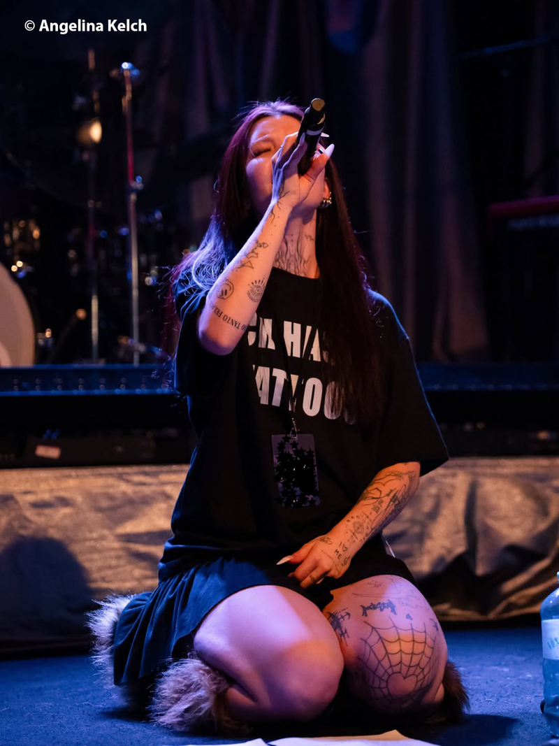 Bild von Luna Antonia auf der Bühne im Ich hasse Tattoos T-Shirt