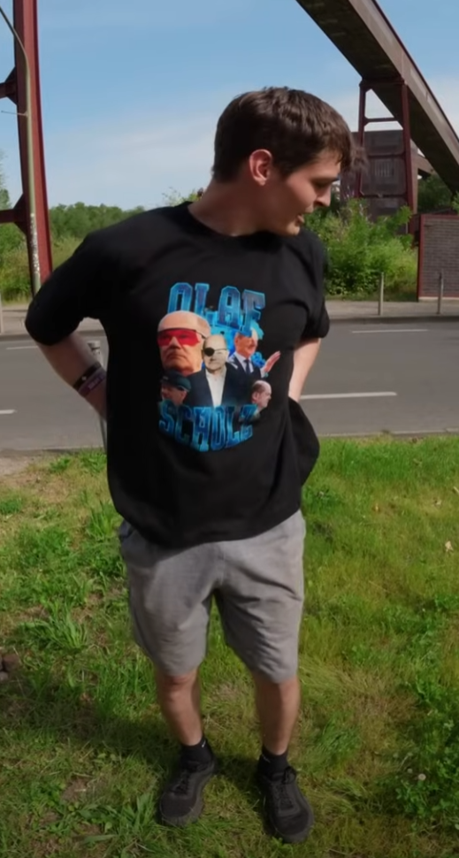 Foto von Dwayne Freerunnning schlappen mit einem Olaf Scholz T-Shirt