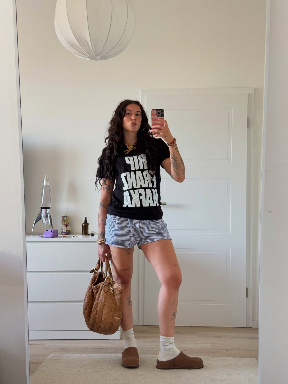 Jana Nell im RIP Franz Kafka T-Shirt
