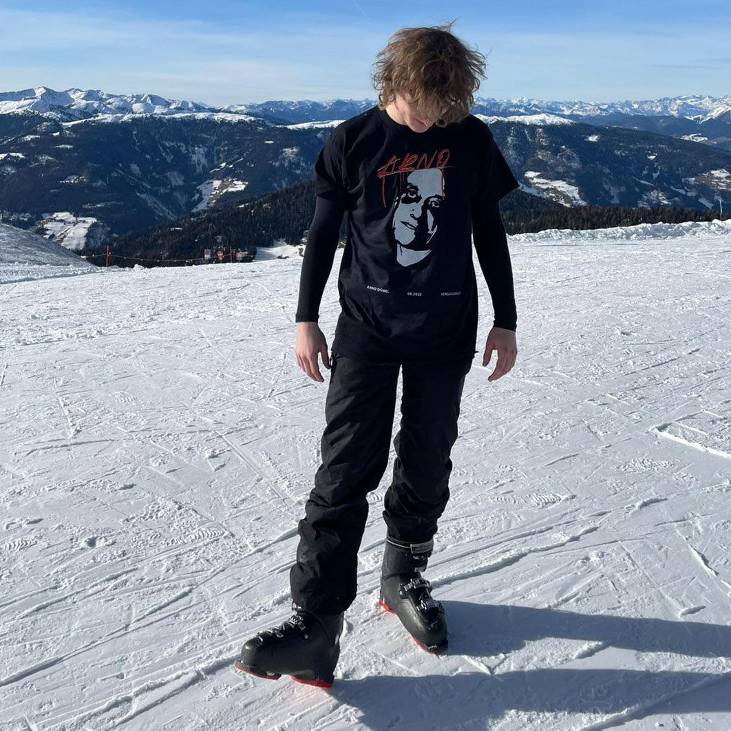 Adrian Düll im Arno Dübel WLR T-Shirt in einer verschneiten Umgebung