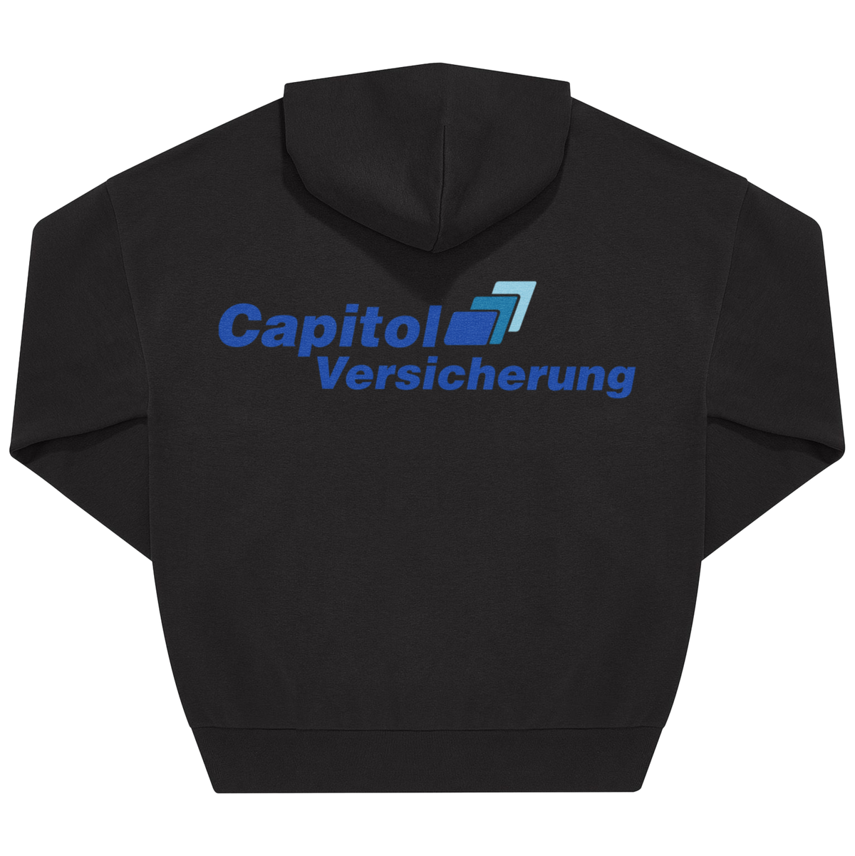 Schwarzer Hoodie, Rückenansicht mit großem „Capitol Versicherung" Print in Blau mit grafischem Element.