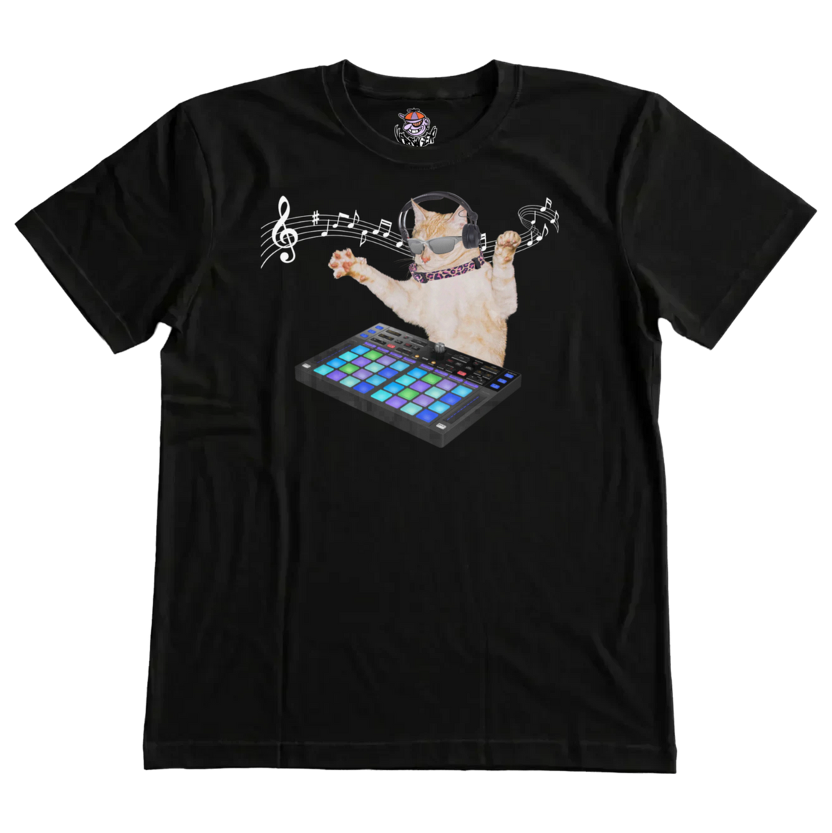 Schwarzes T-Shirt mit Frontprint „DJ Katze“: Katze mit Sonnenbrille und Kopfhörern am bunten DJ-Pad, darüber Notenlinien