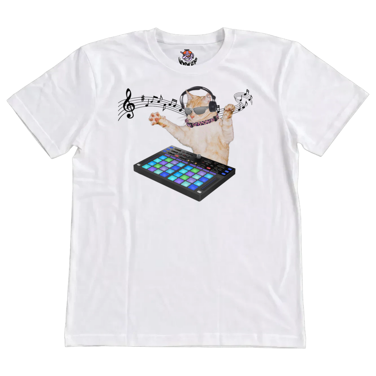 Weißes T-Shirt mit Frontprint „DJ Katze“: Katze mit Sonnenbrille und Kopfhörern am bunten DJ-Pad, darüber Notenlinien
