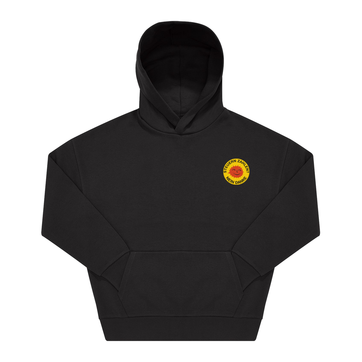 Schwarzer Hoodie mit kleinem runden „Steuern zahlen? Nein danke" Sonnen-Badge als Brustprint