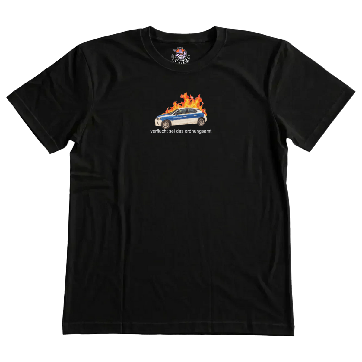 Schwarzes T-Shirt mit Frontprint: brennendes blau-weißes Auto und der Schriftzug „verflucht sei das ordnungsamt“