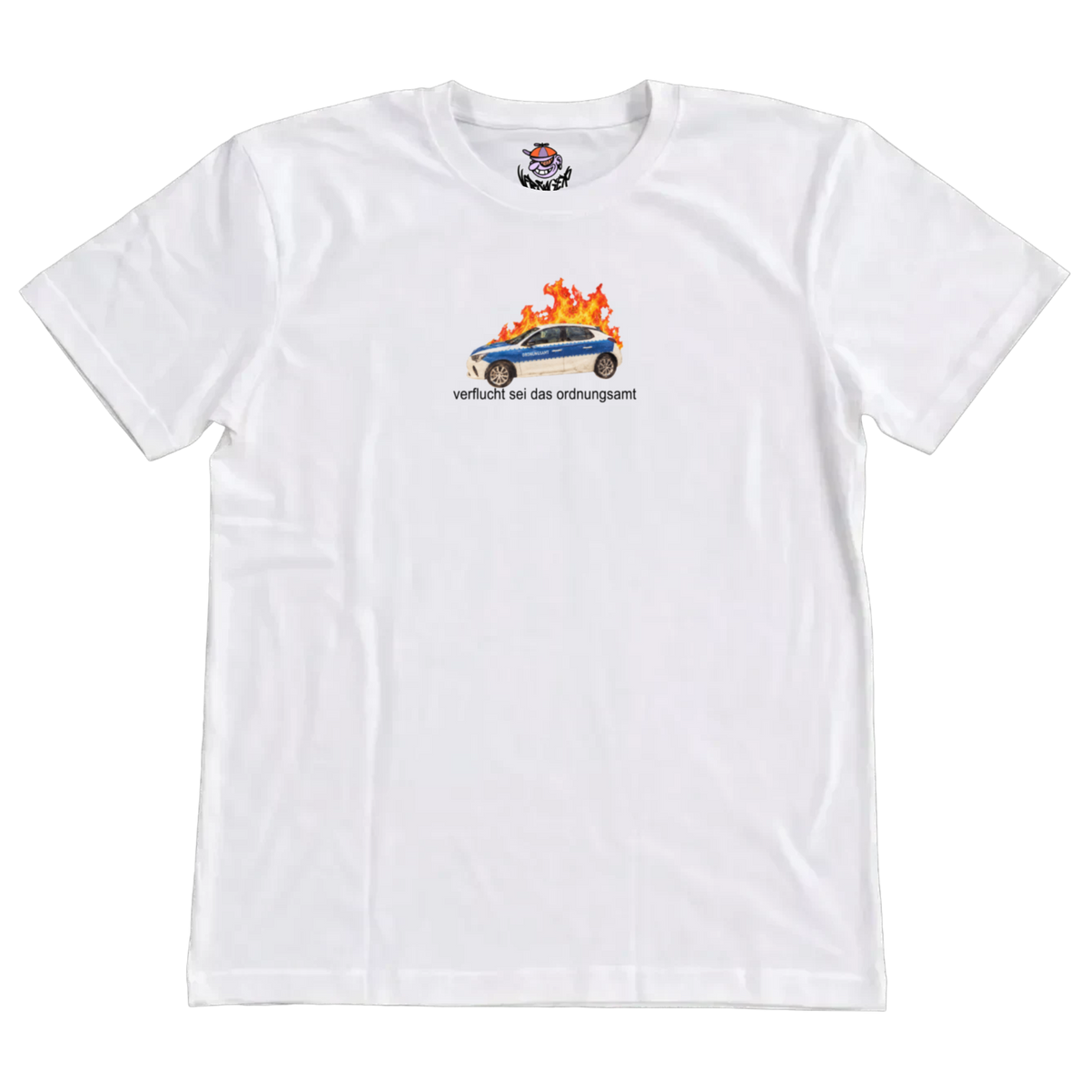 Weißes T-Shirt mit Frontprint: brennendes blau-weißes Auto und der Schriftzug „verflucht sei das ordnungsamt“
