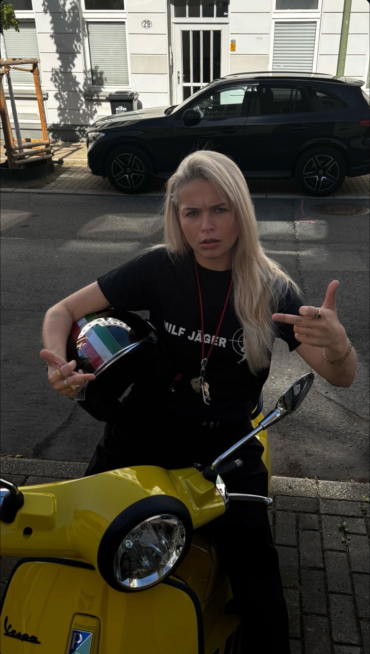 Rapperin Yola im Milf Jäger T-Shirt
